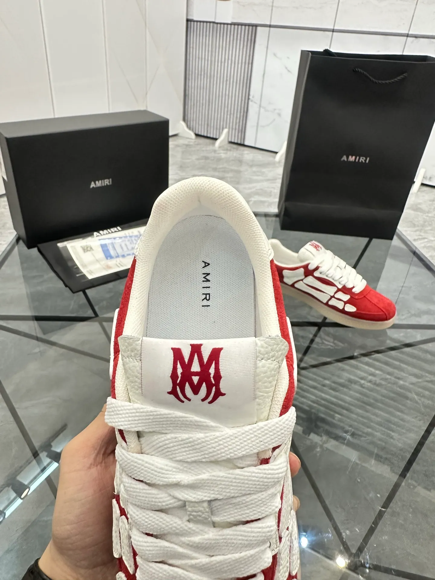 Men's shoes: 💰P600¥ Top quality in Guangzhou Product trademark: AMIRI* "Amir*" low-top casual shoes Regular size: 39-44 (can be customized to 45) Product material: Upper imported first-layer cowhide spliced ​​nubuck leather, breathable lining, original outsole. Number: 525